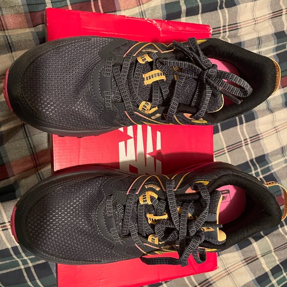 New Balance trail running shoes - Picture 1 of 6
